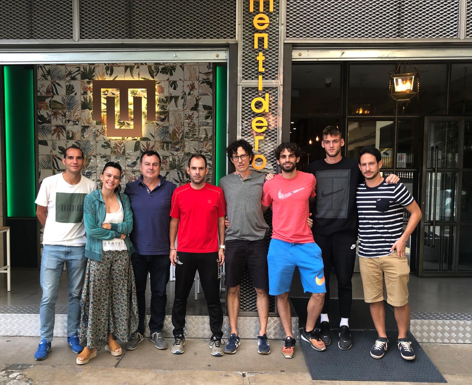 Miembros de la nueva junta directiva , junto con los técnicos, en el restaurante El Mentidero en Badajoz.