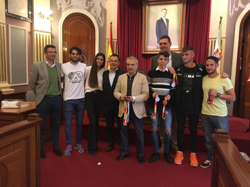 Recibimiento en el Ayuntamiento al Club Atletismo Badajoz